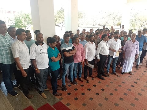 ಸೀತಾ ನದಿಯಲ್ಲಿ ಅವೈಜ್ಞಾನಿಕ ಮರಳುಗಾರಿಕೆ ಖಂಡಿಸಿ ಬ್ರಹ್ಮಾವರ ತಾಲೂಕಿನ ನಾಗರಮಠ ಗ್ರಾಮಸ್ಥರು ಉಡುಪಿ ಜಿಲ್ಲಾಧಿಕಾರಿ ಕಚೇರಿಗೆ ಮುತ್ತಿಗೆ ಹಾಕಿದರು.