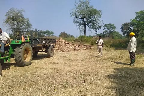 ಮುಂಡಗೋಡ ಜೋಗೇಶ್ವರ ಹಳ್ಳದ ಮೇಲ್ಭಾಗದ ಅತಿಕ್ರಮಣ ಗದ್ದೆಯಲ್ಲಿ ಮಣ್ಣು (Soil) ಸಾಗಾಟ ಮಾಡಲು ವಾಹನಗಳಿರುವುದು. 
