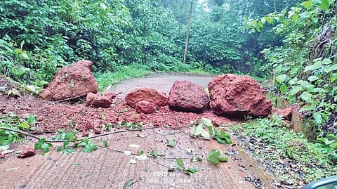 ಯಲ್ಲಾಪುರ ತಾಲೂಕಿನ ಕಳಚೆ ರಸ್ತೆಯಲ್ಲಿ ಹೆಬ್ಬಾರಕುಂಬ್ರಿ ತಿರುವಿನ ಬಳಿ ಕಲ್ಲುಬಂಡೆಗಳು ಬಿದ್ದಿರುವುದು.