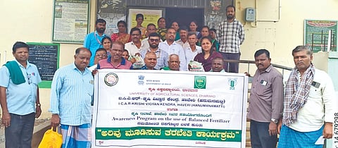 ಬ್ಯಾಡಗಿ ತಾಲೂಕಿನ ಸಹಾಯಕ ಕೃಷಿ ನಿರ್ದೇಶಕರ ಕಚೇರಿಯಲ್ಲಿ ಕೇಂದ್ರ ಸರ್ಕಾರದ ಖೇತ್ ಬಚಾವೋ ಆಂದೋಲನದ ಅಂಗವಾಗಿ ಆಯೋಜಿಸಿದ್ದ ಸಮತೋಲಿತ ರಸಗೊಬ್ಬರ ಬಳಕೆ ಕುರಿತು ರೈತರ ಜಾಗೃತಿ ಕಾರ್ಯಕ್ರಮ ಉದ್ಘಾಟಿಸಲಾಯಿತು.  ಮಂಜುನಾಥ ಬೆನಕನಕೊಂಡ, ಗಣೇಶ ಕಮ್ಮಾರ, ಡಾ.ಎ.ಎಚ್. ಬಿರಾದಾರ, ಡಾ.ರಶ್ಮಿ, ಎನ್.ಟಿ. ಪಾಟೀಲ, ಬಸವರಾಜ ಸಂಕಣ್ಣನವರ, ಇತರರಿದ್ದರು.