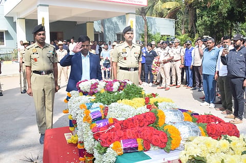 ಮಂಡ್ಯ ನಗರದ ಜಿಲ್ಲಾ ಸಶಸ್ತ್ರ ಮೀಸಲು ಪಡೆ (ಡಿಎಆರ್) ಮೈದಾನದಲ್ಲಿ ಬಿಎಸ್‌ಎಫ್ ಸೈನಿಕ ಎಂ.ಬಿ.ಮಾದೇಗೌಡ ಪಾರ್ಥೀವ ಶರೀರಕ್ಕೆ ಜಿಲ್ಲಾಧಿಕಾರಿ ಡಾ.ಕುಮಾರ ಗೌರವ ವಂದನೆ ಸಲ್ಲಿಸಿದರು.