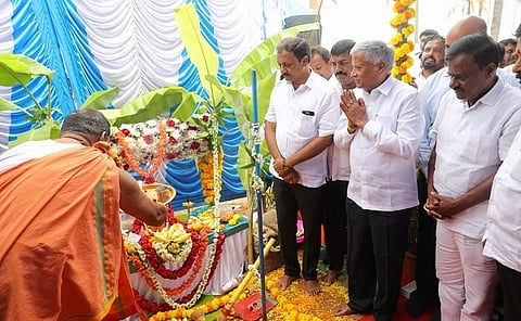 ಗುಬ್ಬಿ ತಾಲೂಕಿನ ಕಳ್ಳಿಪಾಳ್ಯ ಗೇಟ್​ ಬಳಿ ರೈಲ್ವೆ ಕೆಳಸೇತುವೆ ನಿರ್ಮಾಣ ಕಾಮಗಾರಿಗೆ ವಿ.ಸೋಮಣ್ಣ ಶಂಕುಸ್ಥಾಪನೆ ನೆರವೇರಿಸಿದರು. ಎಸ್​.ಆರ್​.ಶ್ರೀನಿವಾಸ್​, ಎಸ್​.ಡಿ.ದಿಲೀಪ್​ ಕುಮಾರ್​ ಮತ್ತಿತರರು ಇದ್ದರು. 