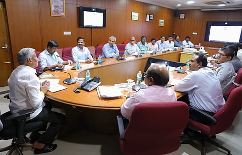 ಬೆಂಗಳೂರು ಮತ್ತು ತುಮಕೂರು ವ್ಯಾಪ್ತಿಯಲ್ಲಿ ನಡೆಯುತ್ತಿರುವ ರೈಲ್ವೇ ಯೋಜನೆಗಳ ಕುರಿತು ಸಚಿವ  ವಿ. ಸೋಮಣ್ಣ  ಅಧಿಕಾರಿಗಳೊಂದಿಗೆ ಪ್ರಗತಿ ಪರಿಶೀಲನೆ ಸಭೆ ನಡೆಸಿದರು. 