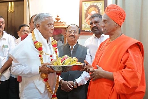 ಸಿದ್ದಗಂಗಾ ಮಠದ ಡಾ.ಶ್ರೀ ಶಿವಕುಮಾರ ಸ್ವಾಮೀಜಿ 7ನೇ ಪುಣ್ಯ ಸಂಸ್ಮರಣೋತ್ಸವ ಹಿನ್ನೆಲೆ  ಶ್ರೀ ಸಿದ್ದಲಿಂಗ ಸ್ವಾಮೀಜಿ ಅವರನ್ನು ಭೇಟಿ ಮಾಡಿ  ವಿ.ಸೋಮಣ್ಣ ಆಶೀರ್ವಾದ ಪಡೆದರು. 