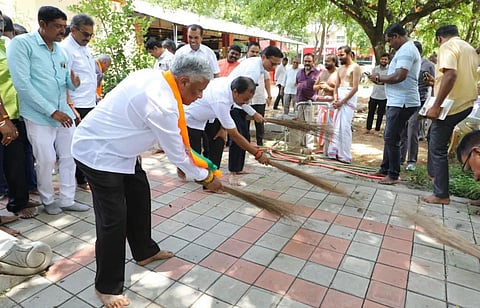 ತುಮಕೂರಿನಲ್ಲಿ ಕೇಂದ್ರ ಸಚಿವ ವಿ.ಸೋಮಣ್ಣ ನರೇಂದ್ರ ಮೋದಿ 12 ವರ್ಷಗಳ ಆಡಳಿತ ಕುರಿತು ಸುದ್ದಿಗೋಷ್ಠಿಯಲ್ಲಿ ಮಾಹಿತಿ ಹಂಚಿಕೊಂಡರು. ಎಚ್​.ಎಸ್​.ರವಿಶಂಕರ್​, ಜಿ.ಬಿ.ಜ್ಯೋತಿಗಣೇಶ್​, ಬಿ.ಸುರೇಶ್​ಗೌಡ, ಡಾ.ಎಂ.ಆರ್​.ಹುಲಿನಾಯ್ಕರ್​, ಎಸ್​.ಡಿ.ದಿಲೀಪ್​ ಕುಮಾರ್​, ಬೈರಣ್ಣ ಮತ್ತಿತರರು ಇದ್ದರು. 