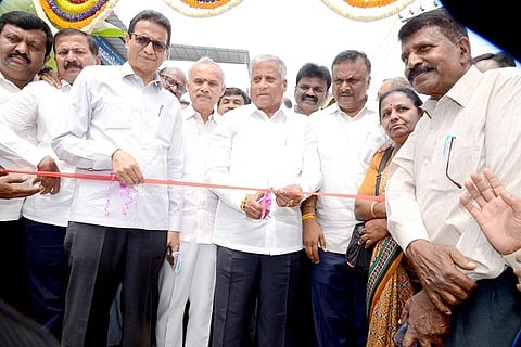 ತುಮಕೂರಿನ ಶೆಟ್ಟಿಹಳ್ಳಿ ಪಾದಚಾರಿ ಸಬ್​ವೇ ಅನ್ನು ಕೇಂದ್ರ ರೈಲ್ವೆ ಖಾತೆ ರಾಜ್ಯ ಸಚಿವ ವಿ.ಸೋಮಣ್ಣ ಲೋಕಾರ್ಪಣೆಗೊಳಿಸಿದರು. ಜಿ.ಬಿ.ಜ್ಯೋತಿಗಣೇಶ್​, ಬಿ.ಸುರೇಶಗೌಡ, ಎಚ್​.ಎಸ್​.ರವಿಶಂಕರ್​ ಮತ್ತಿತರರು ಇದ್ದರು.