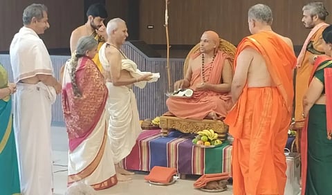 culture ಹುಬ್ಬಳ್ಳಿಯಲ್ಲಿ ಏರ್ಪಡಿಸಿದ್ದ ಹವ್ಯಕ ಸಮುದಾಯದ ಕಾರ್ಯಕ್ರಮದಲ್ಲಿ ಸೋಂದಾ ಸ್ವರ್ಣವಲ್ಲಿ ಸಂಸ್ಥಾನ ಮಠದ ಶ್ರೀ ಗಂಗಾಧರೇಂದ್ರ ಸರಸ್ವತಿ ಸ್ವಾಮೀಜಿ ಆಶೀರ್ವಚನ ನೀಡಿದರು. 