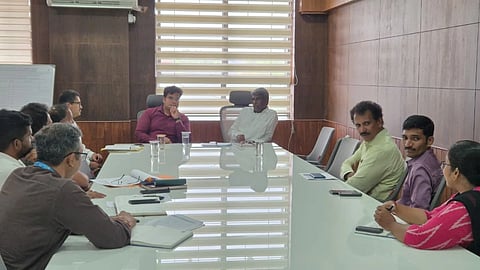 ಉಡುಪಿಯಲ್ಲಿ ಮೆಸ್ಕಾಂ ಅಧಿಕಾರಿಗಳೊಂದಿಗೆ ಕೋಟ ಶ್ರೀನಿವಾಸ ಪೂಜಾರಿ ಸಭೆ ನಡೆಸಿದರು. ಪ್ರತೀಕ್​ ಬಾಯಲ್​, ಉದಯಕುಮಾರ್​ ಶೆಟ್ಟಿ, ರಾಕೇಶ್​, ಯಶವಂತ್​, ಶೇಖರ್​ ಇತರರಿದ್ದರು.