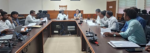 ಉಡುಪಿಯಲ್ಲಿ ಕೋಟ ಶ್ರೀನಿವಾಸ ಪೂಜಾರಿ ಸೂರ್ಯ ಘರ್​ ಯೋಜನೆಯ ಪ್ರಗತಿ ಪರಿಶೀಲನಾ ಸಭೆ ನಡೆಸಿದರು. ಸ್ವರೂಪಾ ಟಿ.ಕೆ., ನರಸಿಂಹ ಹಾಗೂ ವಿವಿಧ ಅಧಿಕಾರಿಗಳು ಇದ್ದರು.