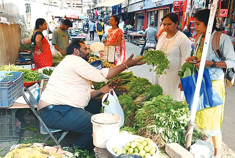 vegg rate ಹುಬ್ಬಳ್ಳಿ ಮಾರುಕಟ್ಟೆಯಲ್ಲಿ ಸೊಪ್ಪು ಮಾರಾಟ.
