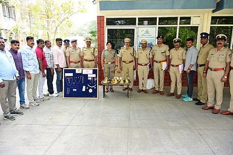 ಮಳವಳ್ಳಿ ಉಪವಿಭಾಗದ ಪೊಲೀಸರು ವಶಪಡಿಸಿಕೊಂಡಿರುವ ಚಿನ್ನ, ಬೆಳ್ಳಿ ಸಾಮಗ್ರಿಗಳು.