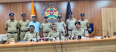 ಜಿಲ್ಲಾ ಪೊಲೀಸ್ ಕಚೇರಿಯಲ್ಲಿ ಸೋಮವಾರ ಸುದ್ದಿಗೋಷ್ಠಿಯಲ್ಲಿ ಎಸ್ಪಿ ಕೆ.ರಾಮರಾಜನ್  ಮಾಹಿತಿ ನೀಡಿದವರು