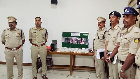ಬೆಳಗಾವಿಯ ಗೋಕಾಕ ಶಹರ ಪೊಲೀಸರು ವಶಪಡಿಸಿಕೊಂಡ ಹಣ ಡಬ್ಲಿಂಗ್ ಜಾಲದ ಮಷಿನ್, ಕೆಮಿಕಲ್ ಮತ್ತು ಖಾಲಿ ಹಾಳೆಯ ಬಂಡಲ್‌ಗಳು.
