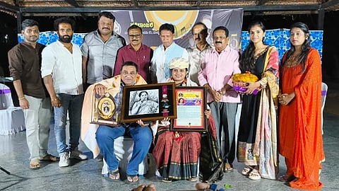 ಮಂಡ್ಯದಲ್ಲಿ ಆಯೋಜಿಸಿದ್ದ ಸಮಾರಂಭದಲ್ಲಿ ಹಿನ್ನಲೆ ಗಾಯಕಿ ಸುನೀತಾ ಅವರಿಗೆ ವಿಶ್ವ ಸಂಗೀತ ರತ್ನ ಪ್ರಶಸ್ತಿ ನೀಡಿ ದಂಪತಿಯನ್ನು ಗೌರವಿಸಲಾಯಿತು.
