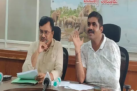 ಶಿವಮೊಗ್ಗ ತಹಸೀಲ್ದಾರ್ ವಿ.ಎಸ್.ರಾಜೀವ್ ಮಾತನಾಡಿದರು. ಶಿವಮೊಗ್ಗ ಗ್ರಾಮಾಂತರ ವಿಧಾನಸಭಾ ಕ್ಷೇತ್ರದ ಮತದಾರರ ನೋಂದಣಾಧಿಕಾರಿ ಬಿ.ಆರ್.ಮಂಜುನಾಥ ಸುದ್ದಿಗೋಷ್ಠಿಯಲ್ಲಿದ್ದರು.