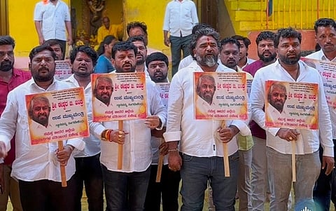 ಶಾಸಕ ಈಶ್ವರ ಖಂಡ್ರೆ ಅವರಿಗೆ ರಾಜ್ಯದಲ್ಲಿ ಅಸ್ತಿತ್ವಕ್ಕೆ ಬರಲಿರುವ ನೂತನ ಸರ್ಕಾರದಲ್ಲಿ ಉಪ ಮುಖ್ಯಮಂತ್ರಿ ಹುದ್ದೆ ಲಭಿಸಲಿ ಎಂದು ಪ್ರಾರ್ಥಿಸಿ ಈಶ್ವರ ಖಂಡ್ರೆ ಅವರ ಅಭಿಮಾನಿಗಳು ಭಾಲ್ಕಿ ತಾಲ್ಲೂಕಿನ ಖಾನಾಪುರದ ಮಲ್ಲಣ್ಣ ದೇವಸ್ಥಾನದಲ್ಲಿ ವಿಶೇಷ ಪೂಜೆ ಸಲ್ಲಿಸಿದರು.