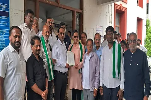 ಜೆಡಿಎಸ್ ರಾಜ್ಯ ಉಪಾಧ್ಯಕ್ಷ ಕೆ.ಬಿ.ಪ್ರಸನ್ನಕುಮಾರ್ ಎಸ್‌ಐಆರ್ ಕಾರ್ಯ ವಿಸ್ತರಿಸುವಂತೆ ಒತ್ತಾಯಿಸಿ ಜಿಲ್ಲಾಧಿಕಾರಿ ಪ್ರಭುಲಿಂಗ ಕವಳಿಕಟ್ಟಿ ಅವರಿಗೆ ಮನವಿ ಸಲ್ಲಿಸಿದರು. ಕೆ.ಎನ್.ರಾಮಕೃಷ್ಣ, ಗೀತಾ ಸತೀಶ್,  ಉಮಾಶಂಕರ್ ಉಪಾಧ್ಯ, ನಾಗೇಶ್, ಸಂಗಯ್ಯ, ನರಸಿಂಹ ಗಂಧದಮನೆ, ದೀಪಕ್ ಸಿಂಗ್, ಮಧುಕುಮಾರ್, ದಯಾನಂದ್ ಇದ್ದರು.