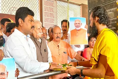 ನರೇಂದ್ರ ಮೋದಿ ಅವರು ಪ್ರಧಾನಿಯಾಗಿ ಮತ್ತಷ್ಟು ವರ್ಷ ಮುಂದುವರಿಯಲಿ ಎಂದು ಪ್ರಾರ್ಥಿಸಿ ಲೋಕಸಭಾ ಸದಸ್ಯ ಬಿ.ವೈ.ರಾಘವೇಂದ್ರ ನೇತೃತ್ವದಲ್ಲಿ ವಿನೋಬನಗರದ ಶ್ರೀ ಅಭೀಷ್ಟವರದ ಗಣಪತಿ ದೇವಸ್ಥಾನದಲ್ಲಿ ವಿಶೇಷ ಪೂಜೆ ಸಲ್ಲಿಸಲಾಯಿತು. ಪದ್ಮನಾಭ ಭಟ್ ಇತರರಿದ್ದರು.