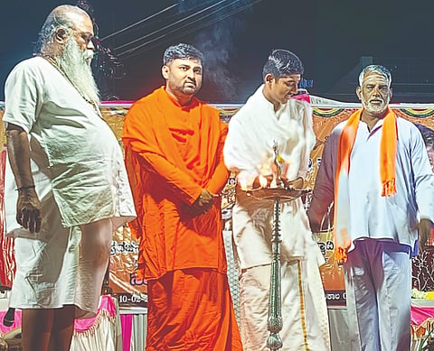  ಧಾರವಾಡ ತಾಲೂಕಿನ ಹೆಬ್ಬಳ್ಳಿ ಗ್ರಾಮದಲ್ಲಿ ಆಯೋಜಿಸಿದ್ದ ಆಧ್ಯಾತ್ಮಿಕ (Spirituality) ಪ್ರವಚನ ಕಾರ್ಯಕ್ರಮವನ್ನು ಗಿರಿಮಲ್ಲಯ್ಯ ನಂದಿಕೋಲಮಠ ಉದ್ಘಾಟಿಸಿದರು.