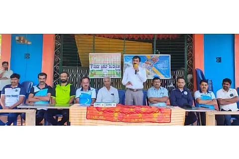 ಸಿದ್ದಾಪುರ ತಾಲೂಕಿನ ಕಡಕೇರಿಯಲ್ಲಿ ಸೌಹಾರ್ದ ಕ್ರಿಕೆಟ್ ಪಂದ್ಯಾವಳಿಯ (sports Events) ಉದ್ಘಾಟನಾ ಕಾರ್ಯಕ್ರಮದಲ್ಲಿ ಟಿಎಸ್‌ಎಸ್ ನಿರ್ದೇಶಕ ರವೀಂದ್ರ ಹೆಗಡೆ ಹಿರೇಕೈ ಮಾತನಾಡಿದರು.