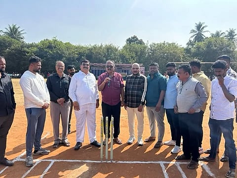 ಕೊಳ್ಳೇಗಾಲದಲ್ಲಿ ಆಯೋಜನೆಗೊಂಡಿರುವ  ಪ್ರೀಮಿಯರ್ ಲೀಗ್ -05ಟೆನ್ನಿಸ್ ಬಾಲ್ ಕ್ರಿಕೆಟ್ ಪಂದ್ಯಾವಳಿಯಲ್ಲಿ ಭಾಗವಹಿಸಿರುವ  ಕ್ರೀಡಾಪಟುಗಳಿಗೆ ಗುರುವಾರ ವಿಧಾನ ಪರಿಷತ್ ಸದಸ್ಯ ಶಿವಕುಮಾರ್ ಶುಭ ಹಾರೈಸಿದರು. ಪಂದ್ಯಾವಳಿ ಆಯೋಜಕ ಪ್ರಜ್ವಲ್, ಮುಖಂಡರಾದ  ಪ್ರದೀಪ್,ತೋಟೇಶ್, ಕಂದಹಳ್ಳಿ ನಂಜುಂಡಸ್ವಾಮಿ, ಡಾ.ಗುರುಮೂರ್ತಿ ಇದ್ದರು. 