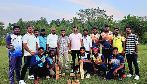 ತಿ.ನರಸೀಪುರ ತಾಲೂಕಿನ ಸೋಸಲೆ ಗ್ರಾಮದಲ್ಲಿ ಇತ್ತೀಚೆಗೆ ಆಯೋಜಿಸಿದ್ದ ಸೋಸಲೆ ಪ್ರೀಮಿಯರ್ ಲೀಗ್ ಕ್ರಿಕೆಟ್ ಪಂದ್ಯಾವಳಿಯ ಫೈನಲ್ಸ್‌ನಲ್ಲಿ ಗೆಲುವು ಪಡೆದ ಅರ್ಜುನ ವಾರಿಯರ್ಸ್ ತಂಡಕ್ಕೆ ಪ್ರೀಮಿಯರ್ ಲೀಗ್ ಕಪ್ ವಿತರಿಸಲಾಯಿತು. ಮಹೇಶ್, ಮಹದೇವಸ್ವಾಮಿ, ರಾಜು(ಬೆಳ್ಳಿ), ಬ್ಯಾಂಗಲ್ಸ್ ಮಧು ಇತರರು ಇದ್ದರು.
