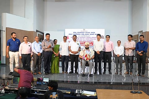 ಉಡುಪಿಯ ಜಿಪಂ ಸಭಾಂಗಣದಲ್ಲಿ ನಡೆದ ಕಾರ್ಯಕ್ರಮದಲ್ಲಿ ಪ್ರತೀಕ್​ ಬಾಯಲ್​ ಅವರನ್ನು ಸನ್ಮಾನಿಸಲಾಯಿತು. ಮಂಜುನಾಥ್​ ಶೆಟ್ಟಿ, ರೋಶನ್​ ಶೆಟ್ಟಿ,ಡಾ.ಉದಯ್​ ಶೆಟ್ಟಿ, ಅಂಪಾರು ದಿನಕರ್​ ಶೆಟ್ಟಿ, ಸುಂದರ್​ ನಾಯ್ಕ, ಗುರುಮೂರ್ತಿ ಇತರರಿದ್ದರು.