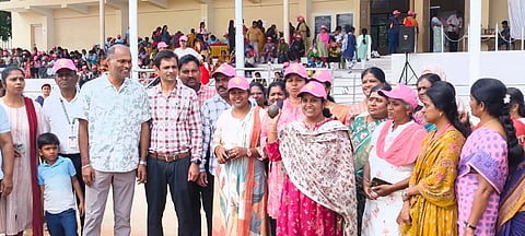 ಮಂಡ್ಯ ನಗರದ ಸರ್‌ಎಂವಿ ಕ್ರೀಡಾಂಗಣದಲ್ಲಿ ಆಯೋಜಿಸಿದ್ದ ಕ್ರೀಡಾಕೂಟವನ್ನು ಗುಂಡು ಎಸೆಯುವ ಮೂಲಕ ಮಹಿಳಾ ಮತ್ತು ಮಕ್ಕಳ ಅಭಿವೃದ್ಧಿ ಇಲಾಖೆ ನಿರ್ದೇಶಕಿ ಆಶಾ ಉದ್ಘಾಟಿಸಿದರು.