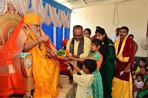 ಯಲ್ಲಾಪುರದ ಕಲ್ಮಠದಲ್ಲಿ ಧಾರ್ಮಿಕ ಸಭೆಯ (religious implementation)ಸಾನ್ನಿಧ್ಯ ವಹಿಸಿದ್ದ ಕೇದಾರ ಜಗದ್ಗುರು ಶ್ರೀ ಡಾ.ಭೀಮಾಶಂಕರ ಶಿವಾಚಾರ್ಯ ಭಗವತ್ಪಾದರಿಗೆ ಅಖಿಲ ಭಾರತ ವೀರಶೈವ-ಲಿಂಗಾಯತ ಮಹಾಸಭಾ ದ ಜಿಲ್ಲಾಧ್ಯಕ್ಷ ಶಿವಲಿಂಗಯ್ಯ ಎಸ್. ಅಲ್ಲಯ್ಯನವರಮಠ ಫಲ ಸಮರ್ಪಿಸಿದರು.