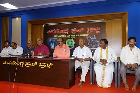 ಕೃಷಿ ಮತ್ತು ತೋಟಗಾರಿಕೆ ವಿವಿ ವಿಶ್ರಾಂತ ಕುಲಸಚಿವ ಡಾ. ಶಶಿಧರ್ ಮಾತನಾಡಿದರು. ಎಚ್.ಎಂ.ಚಂದ್ರಶೇಖರಯ್ಯ, ರೇಣುಕಾರಾಧ್ಯ, ಕೆ.ಚಂದ್ರಪ್ಪ, ವಿ.ಎಂ.ಮಂಜುನಾಥ್, ಕೊಟ್ರೇಶ್, ನಿರಂಜನಸ್ವಾಮಿ, ಸುನೀಲ್ ಸುದ್ದಿಗೋಷ್ಠಿಯಲ್ಲಿದ್ದರು.