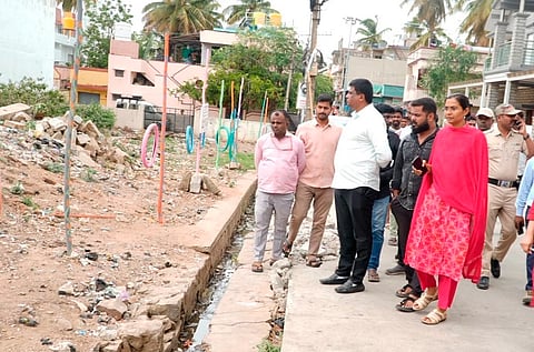 ಮಂಡ್ಯದ ಗಾಂಧಿನಗರದಲ್ಲಿ ಸ್ತ್ರೀ ಮಾರ್ಟ್ ನಿರ್ಮಾಣಕ್ಕೆ ಸಂಬಂಧಿಸಿದಂತೆ ಶಾಸಕ ಪಿ.ರವಿಕುಮಾರ್ ಗಣಿಗ ಸ್ಥಳ ಪರಿಶೀಲಿಸಿದರು. 
