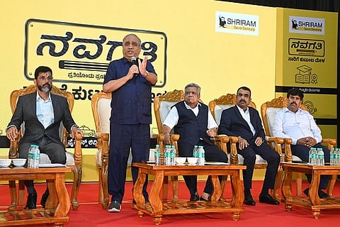 sri raam finance ಹುಬ್ಬಳ್ಳಿಯ ಶ್ರೀ ವಿದ್ಯಾಧಿರಾಜ ಭವನದಲ್ಲಿ ಗುರುವಾರ ಏರ್ಪಡಿಸಿದ್ದ ಅಖಿಲ ಭಾರತ ವಿದ್ಯಾರ್ಥಿ ವೇತನ ವಿತರಣೆ ಹಾಗೂ ನವಗತಿ (ಸಾರಥಿ ಸಂಗಮ) ಕಾರ್ಯಕ್ರಮದಲ್ಲಿ ವಿಆರ್‌ಎಲ್ ಸಮೂಹ ಸಂಸ್ಥೆಗಳ ಚೇರ್ಮನ್ ಡಾ. ವಿಜಯ ಸಂಕೇಶ್ವರ ಅವರು ಮಾತನಾಡಿದರು.