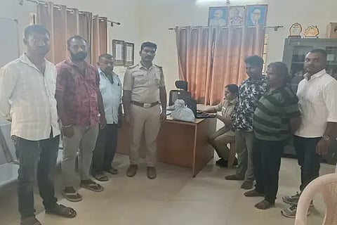 ಶ್ರೀ ರಾಮಾಂಜನೇಯ ದೇವಸ್ಥಾನದಲ್ಲಿ ಕಾಣಿಕೆ ಹುಂಡಿಯಲ್ಲಿದ್ದ ನಗದು ಸೇರಿ ಚಿನ್ನಾಭರಣ ಕಳವು ಮಾಡಿದ್ದ ಭದ್ರಾವತಿ ಹುತ್ತಾ ಕಾಲನಿಯ ವೆಂಕಟೇಶ್ ಕೆಮ್ಮಣ್ಣುಗುಂಡಿ ಮತ್ತು ಪರಶುರಾಮ  ಅವರನ್ನು ಪೊಲೀಸರು ಬಂಧಿಸಿದರು.