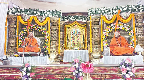 ಭಟ್ಕಳದ ಗಣಪತಿ ಲಕ್ಷ್ಮೀ ವೆಂಕಟರಮಣ ದೇವಸ್ಥಾನಕ್ಕೆ ದೈವಜ್ಞ ದರ್ಶನ ಕಾರ್ಯಕ್ರಮಕ್ಕೆ ಆಗಮಿಸಿ ಭಕ್ತರಿಗೆ ಆಶೀರ್ವಚನ ನೀಡಿದ ಶ್ರೀ ಸಚ್ಚಿದಾನಂದ ಜ್ಞಾನೇಶ್ವರ ಭಾರತಿ ಸ್ವಾಮೀಜಿ. 