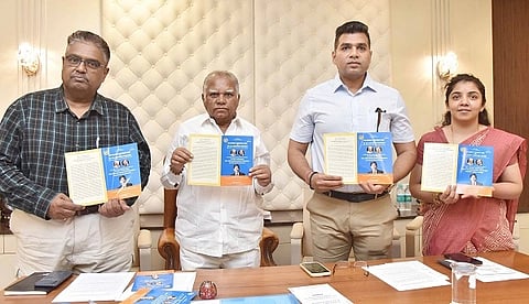 ತುಮಕೂರಿನಲ್ಲಿ ಡಾ.ಎಂ.ಆರ್​.ಹುಲಿನಾಯ್ಕರ್​ ಶ್ರೀಮತಿ ಶಾಂತಾದುರ್ಗಾದೇವಿ ಹುಲಿನಾಯ್ಕರ್​ ಜೀವಮಾನ ಸಾಧನಾ ಪುರಸ್ಕಾರ ಕುರಿತು ಸುದ್ದಿಗೋಷ್ಠಿಯಲ್ಲಿ ಡಾ.ರಮಣ್​ ಎಂ. ಹುಲಿನಾಯ್ಕರ್​, ಡಾ.ಎಂ.ಆರ್​.ಹುಲಿನಾಯ್ಕರ್​, ಡಾ.ಲಾವಣ್ಯ, ಡಾ.ನರೇಂದ್ರ ವಿಶ್ವನಾಥ್​ ಇದ್ದರು. 