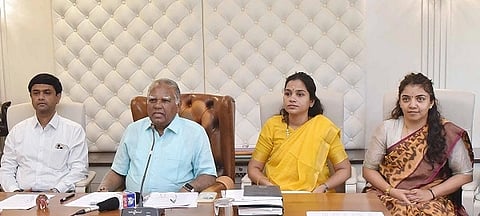 ತುಮಕೂರಿನ ಶ್ರೀದೇವಿ ಸಮೂಹ ಶಿಕ್ಷಣ ಸಂಸ್ಥೆಯ ಅಧ್ಯಕ್ಷ ಡಾ.ಎಂ.ಆರ್​.ಹುಲಿನಾಯ್ಕರ್​  ನೀಟ್​ ಕುರಿತ ಜಾಗೃತಿ ಕಾರ್ಯಾಗಾರ ಕುರಿತು ಸುದ್ದಿಗೋಷ್ಠಿಯಲ್ಲಿ ಮಾಹಿತಿ ನೀಡಿದರು.  ಎಂ.ಎಸ್​.ಪಾಟೀಲ್​, ಅಂಬಿಕಾ ಹುಲಿನಾಯ್ಕರ್​,  ಡಾ.ಲಾವಣ್ಯ, ಡಾ.ನರೇಂದ್ರ ವಿಶ್ವನಾಥ್​,  ಡಾ.ಎನ್​.ಚಂದ್ರಶೇಖರ್​, ಡಾ.ಕೆ.ಎಸ್​.ರಾಮಕೃಷ್ಣ,  ಪ್ರೊ.ಸಿ.ಅಜಯ್​, ಡಾ.ಎಂ.ಸಿ.ಕೃಷ್ಣ, ಡಾ.ಸಿ.ಪಿ.ಚಂದ್ರಪ್ಪ ಇದ್ದರು.