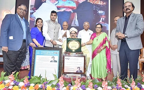 ತುಮಕೂರಿನ ಶ್ರೀ ಶ್ರೀದೇವಿ ಚಾರಿಟಬಲ್​ ಟ್ರಸ್ಟ್​ ಹಾಗೂ ಡಾ.ಎಂ.ಆರ್​.ಹುಲಿನಾಯ್ಕರ್​ ಪ್ರತಿಷ್ಠಾನದ ವತಿಯಿಂದ ಲ್ಯಾಪ್ರೋಸ್ಕೋಪಿಕ್​ ಸರ್ಜನ್​ ಡಾ.ಸಿ.ಪಳನಿವೇಲು ಅವರಿಗೆ ಡಾ.ಎಂ.ಆರ್​.ಹುಲಿನಾಯ್ಕರ್​ ಮತ್ತು ಶ್ರೀಮತಿ ಶಾಂತಾದುರ್ಗಾದೇವಿ ಹುಲಿನಾಯ್ಕರ್​ "ಜೀವಮಾನ ಸಾಧನಾ ಪುರಸ್ಕಾರ' ಪ್ರದಾನ ಮಾಡಲಾಯಿತು. ಡಾ.ಆಚಾರ್ಯ ಎಂ.ನಾಗರಾಜ್​, ಬಸವರಾಜ ಪಾಟೀಲ್​, ಡಾ.ಈಶ್ವರ ಆರ್​ ಹೊಸಮನಿ, ಡಾ.ಎಂ. ರಮಣ್​ ಹುಲಿನಾಯ್ಕರ್​, ಡಾ.ಲಾವಣ್ಯ, ಡಾ.ನರೇಂದ್ರ ವಿಶ್ವನಾಥ್​ ಮತ್ತಿತರರು ಇದ್ದರು. 