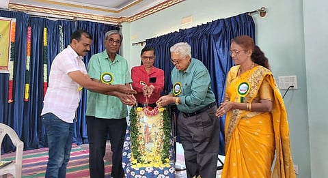 ಮೈಸೂರಿನ ಶ್ರೀಕಾಂತ ಸಂಸ್ಕೃತ ಪಾಠ ಶಾಲೆಯಲ್ಲಿ ಭಾನುವಾರ ಆಯೋಜಿಸಿದ್ದ ಗೀತಾಜಯಂತಿ ಸ್ಪರ್ಧೆಗಳ ಸಮಾರೋಪ ಮತ್ತು ಬಹುಮಾನ ವಿತರಣಾ ಸಮಾರಂಭದಲ್ಲಿ ಶ್ರೀಕೃಷ್ಣ ಗೀತೋಪದೇಶ ಮಾಡುತ್ತಿರುವ ಚಿತ್ರಕ್ಕೆ ಗಣ್ಯರು ಪುಷ್ಪಾರ್ಚನೆ ನೆರವೇರಿಸಿದರು. ಎಂ.ಆರ್. ಸತ್ಯನಾರಾಯಣ,  ಕೆ.ಆರ್. ಸಂತಾನಂ, ಎನ್.ವಿ. ಲಕ್ಷ್ಮೀ, ಕೆ.ಎಸ್. ಪ್ರದೀಪ್ ಕುಮಾರ್, ಎ.ಜಿ. ರಘು ಇದ್ದರು.