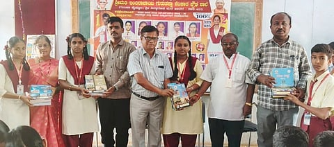 ಬೀದರ್‍ನ ಶ್ರೀಮತಿ ಇಂದಿರಾಬಾಯಿ ಗುರುತಪ್ಪ ಶೆಟಕಾರ್ ಪ್ರೌಢಶಾಲೆಯಲ್ಲಿ ವಿದ್ಯಾರ್ಥಿಗಳಿಗೆ ಪಠ್ಯಪುಸ್ತಕ ವಿತರಿಸಲಾಯಿತು