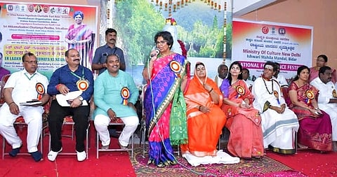 ನೆರೆಯ ಆಂಧ್ರಪ್ರದೇಶದ ಶ್ರೀಶೈಲಂನ ಅಕ್ಕ ಮಹಾದೇವಿ ಚೈತನ್ಯ ಪೀಠದಲ್ಲಿ ಆಯೋಜಿಸಿದ್ದ ಏಕ್ ಲಾಖ್ ಪೇಡ್ ಗುರು ಮಾತಾ ಕೇ ನಾಮ್ ಅಭಿಯಾನದ ಸಮಾರೋಪ ಹಾಗೂ ಅಕ್ಕ ಮಹಾದೇವಿ ರಾಷ್ಟ್ರೀಯ ಪ್ರಶಸ್ತಿ ಪ್ರದಾನ ಸಮಾರಂಭದಲ್ಲಿ ರಾಷ್ಟ್ರೀಯ ಮಹಿಳಾ ಆಯೋಗದ ಅಧ್ಯಕ್ಷೆ ವಿಜಯಾ ಕೆ. ರಹಾಟಕರ್ ಮಾತನಾಡಿದರು.