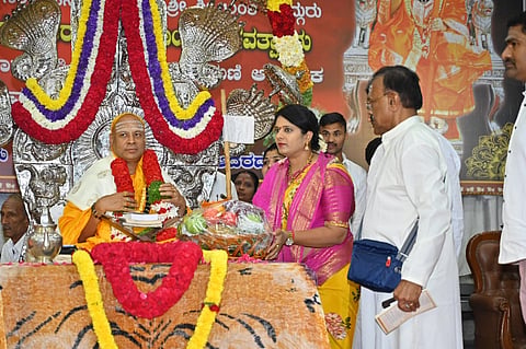 ಗುರುಪೂರ್ಣಿಮೆ ಹಿನ್ನೆಲೆಯಲ್ಲಿ ಹಮ್ಮಿಕೊಂಡಿರುವ ಕಾರ್ಯಕ್ರಮದಲ್ಲಿ ಅಭಾವೀಮ ಮಹಿಳಾ ಘಟಕದ ಅಧ್ಯಕ್ಷೆ ವೀಣಾ ಕಾಶಪ್ಪನವರ್ ಶ್ರೀಶೈಲ ಜಗದ್ಗುರುಗಳಿಗೆ ಗೌರವ ಸಮರ್ಪಿಸಿದರು. ಮನೋಹರ ಅಬ್ಬಿಗೆರೆ, ಮೃತ್ಯುಂಜಯಸ್ವಾಮಿ ಉಪಸ್ಥಿತರಿದ್ದರು. 