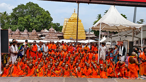 ಶ್ರಾವಣ ಮಾಸದ ಅಂಗವಾಗಿ ಶ್ರೀಶೈಲದಲ್ಲಿ ನಡೆದ ಸಾಮೂಹಿಕ ದೀಕ್ಷಾ ಸಮಾರಂಭದಲ್ಲಿ ವಟುಗಳೊಂದಿಗೆ ಶ್ರೀಶೈಲ ಜಗದ್ಗುರುಗಳು, ಆಡಳಿತಾಧಿಕಾರಿ ಎಂ.ಶ್ರೀನಿವಾಸ ಮತ್ತಿತರರಿದ್ದರು.