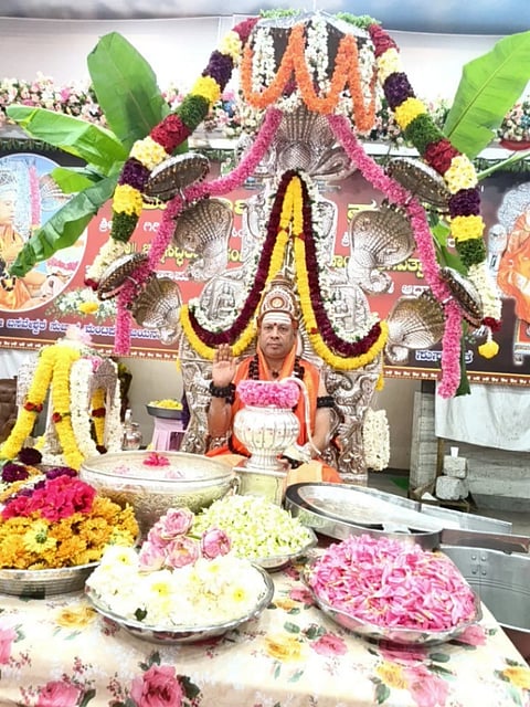 ಗುರುಪೂರ್ಣಿಮೆ ಅಂಗವಾಗಿ ಹಮ್ಮಿಕೊಂಡಿರುವ ಕಾರ್ಯಕ್ರಮದಲ್ಲಿ ಶ್ರೀಶೈಲ ಜಗದ್ಗುರು ಡಾ.ಚನ್ನಸಿದ್ಧರಾಮ ಪಂಡಿತಾರಾಧ್ಯ ಭಗವತ್ಪಾದರು ಇಷ್ಟಲಿಂಗ ಮಹಾಪೂಜೆಯನ್ನು ನೆರವೇರಿಸಿದರು. 