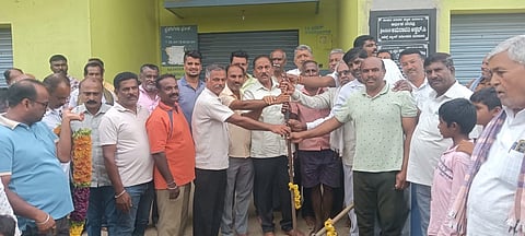 ಮಂಡ್ಯ ತಾಲೂಕು ಸಿದ್ದಯ್ಯನಕೊಪ್ಪಲು ಗ್ರಾಮದಲ್ಲಿ ರಸ್ತೆ ಅಭಿವೃದ್ಧಿ ಕಾಮಗಾರಿಗೆ ಶ್ರೀರಂಗಪಟ್ಟಣ ಶಾಸಕ ಎ.ಬಿ.ರಮೇಶ ಬಂಡಿಸಿದ್ದೇಗೌಡ ಭೂಮಿಪೂಜೆ ನೆರವೇರಿಸಿದರು.