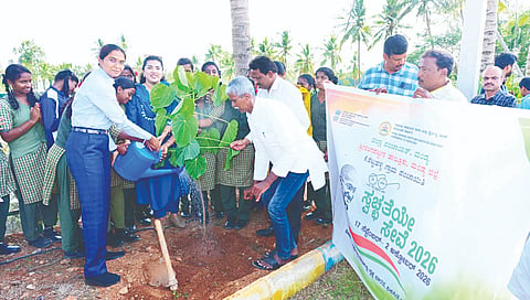 ಶ್ರೀರಂಗಪಟ್ಟಣ ತಾಲೂಕಿನ ಕೆ.ಶೆಟ್ಟಹಳ್ಳಿ ಗ್ರಾಮ ಪಂಚಾಯಿತಿ ಆವರಣದಲ್ಲಿ ಆಯೋಜಿಸಿದ್ದ ಸ್ವಚ್ಛತೆಯೇ ಸೇನೆ ಆಂದೋಲನಕ್ಕೆ ಫೌಜಿಯಾ ತರನ್ನುಮ್ ಸಸಿ ನೆಟ್ಟು ನೀರೆರೆಯುವ ಮೂಲಕ ಚಾಲನೆ ನೀಡಿದರು.  ಕೆ.ಆರ್.ನಂದಿನಿ, ಡಾ.ಶೋಭಾರಾಣಿ, ಬೋರಪ್ಪ, ಅಪ್ಪಾಜಿ ಇತರರು ಇದ್ದರು.