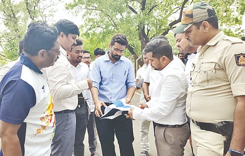 ಕಲಬುರಗಿ ಚಂದ್ರಶೇಖರ ಪಾಟೀಲ್​ ಕ್ರೀಡಾಂಗಣಕ್ಕೆ ಬುಧವಾರ ಭೇಟಿ ನೀಡಿದ ಜಿಲ್ಲಾಧಿಕಾರಿ ಇಕ್ರಮ್​ ಶರೀಫ್​ ಅವರು ಅಧಿಕಾರಿಗಳಿಂದ ಮಾಹಿತಿ ಪಡೆದು ಪರಿಶೀಲನೆ ನಡೆಸಿದರು. ಸಂಗಮೇಶ, ರಾಹುಲ್​ ಕಾಂಬಳೆ, ಅಭಿಷೇಕ್​, ಸಂಜಯ್​ ಬಾಣದ್​, ರಾಜು ಚವ್ಹಾಣ್​, ಪ್ರವಿಣ್​ ಪುಣೆ, ಅಶೋಕ್​ ಇದ್ದರು.