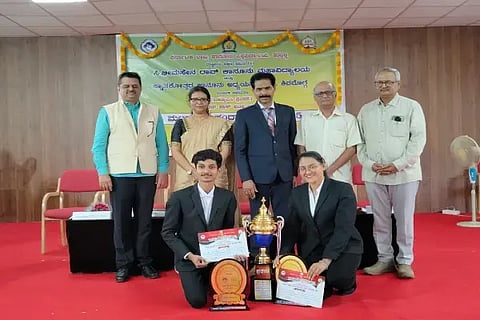 ರಾಜ್ಯಮಟ್ಟದ ಅನುಸಂಧಾನ ಸ್ಪರ್ಧೆಯಲ್ಲಿ ಪ್ರಥಮ ಬಹುಮಾನ ಪಡೆದ ಪುತ್ತೂರಿನ ವಿವೇಕಾನಂದ ಕಾನೂನು ಕಾಲೇಜಿನ ತಂಡಕ್ಕೆ ಹೈಕೋಟ್ ನ್ಯಾಯಮೂರ್ತಿ ಎಚ್.ಪಿ.ಸಂದೇಶ್ ಅಭಿನಂದಿಸಿದರು. ಎಸ್.ಎನ್.ನಾಗರಾಜ, ಎಂ.ಎಸ್.ಸಂತೋಷ, ಡಾ. ಎ.ಅನಲಾ, ಎಂ.ಎಸ್.ಅನಂತದತ್ತ ಇದ್ದರು.