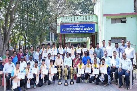 ಬೆಂಗಳೂರಿನಲ್ಲಿ ರಾಜ್ಯಮಟ್ಟದ ಅಥ್ಲೆಟಿಕ್ ಕ್ರೀಡಾಕೂಟದಲ್ಲಿ ಸಮಗ್ರ ಚಾಂಪಿಯನ್ ಆದ ಜಿಲ್ಲೆಯ ಕ್ರೀಡಾಪಟುಗಳನ್ನು ಡಿಡಿಪಿಐ ಎಸ್.ಆರ್.ಮಂಜುನಾಥ ಅಭಿನಂದಿಸಿದರು. ಎಂ.ಪ್ರಕಾಶ್,ಬಾಳಪ್ಪ ಮಾನೆ, ಚಂದ್ರಕಾಂತ್, ವಿನಯ್ ಹೆಗಡೆ, ಆಂಜಿನಪ್ಪ, ರಾ.ಹ.ತಿಮ್ಮೇನಹಳ್ಳಿ, ಕಾಳನಾಯ್ಕ, ಮಹೇಶ್ ಉಲ್ಲತ್ತಿ ಇದ್ದರು.