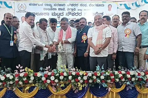ಶಿಗ್ಗಾಂವಿ ಪಟ್ಟಣದ ವಿರಕ್ತ ಮಠದ ಸಂಗನಬಸವ ಮಂಗಲ ಭವನದಲ್ಲಿ ಶನಿವಾರ ಆಯೋಜಿಸಿದ್ದ ರಾಜ್ಯ ಸರ್ಕಾರಿ ನೌಕರರ ಸಂಘದ ತಾಲೂಕು ಮಟ್ಟದ ಸಮಾವೇಶವನ್ನು honest service ರಾಜ್ಯ ಸರ್ಕಾರಿ ನೌಕರರ ಸಂಘದ ಅಧ್ಯಕ್ಷ ಸಿ.ಎಸ್​. ಷಡಕ್ಷರಿ ಉದ್ಘಾಟಿಸಿದರು. ಶಾಸಕ ಯಾಸೀರಖಾನ್​ ಪಠಾಣ, ಹೆಸ್ಕಾಂ ಅಧ್ಯಕ್ಷ ಸೈಯದ್​ ಅಜೀಮಪೀರ್​ ಖಾದ್ರಿ, ಅರುಣ ಹುಡೇದಗೌಡ್ರ ಇತರರಿದ್ದರು.