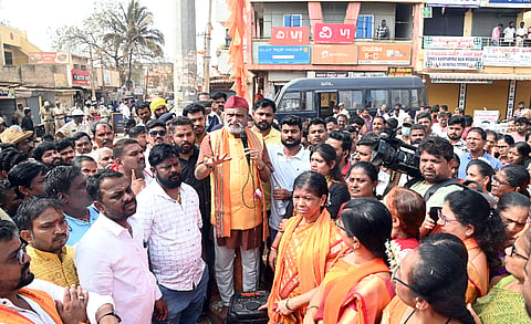 ಹುಬ್ಬಳ್ಳಿಯ ನೇಕಾರ ನಗರದಲ್ಲಿ ನಿರ್ವಿುಸುತ್ತಿರುವ ಅಕ್ರಮ (illegal)ಮಸೀದಿ ವಿರುದ್ಧ ನೇಕಾರ ನಗರದಲ್ಲಿ ಹಿಂದುಪರ ಸಂಘಟನೆಗಳು ಕೈಗೊಂಡಿದ್ದ ಪ್ರತಿಭಟನೆಯಲ್ಲಿ ಶ್ರೀರಾಮ ಸೇನೆ ರಾಷ್ಟ್ರೀಯ ಅಧ್ಯಕ್ಷ ಪ್ರಮೋದ ಮುತಾಲಿಕ ಮಾತನಾಡಿದರು.